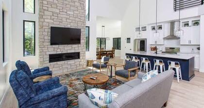 Expansive Modern Loft House Sleeps 12