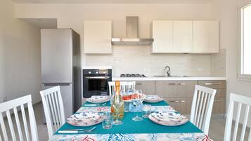 Frigorifero, forno, piano cottura, lavastoviglie