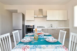 Frigorífico, horno, placa de cocina y lavavajillas