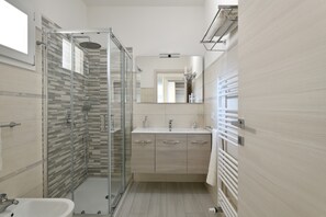 Dusche, Haartrockner, Handtücher