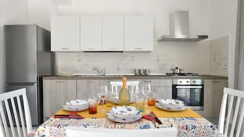 Fridge, oven, stovetop, dishwasher