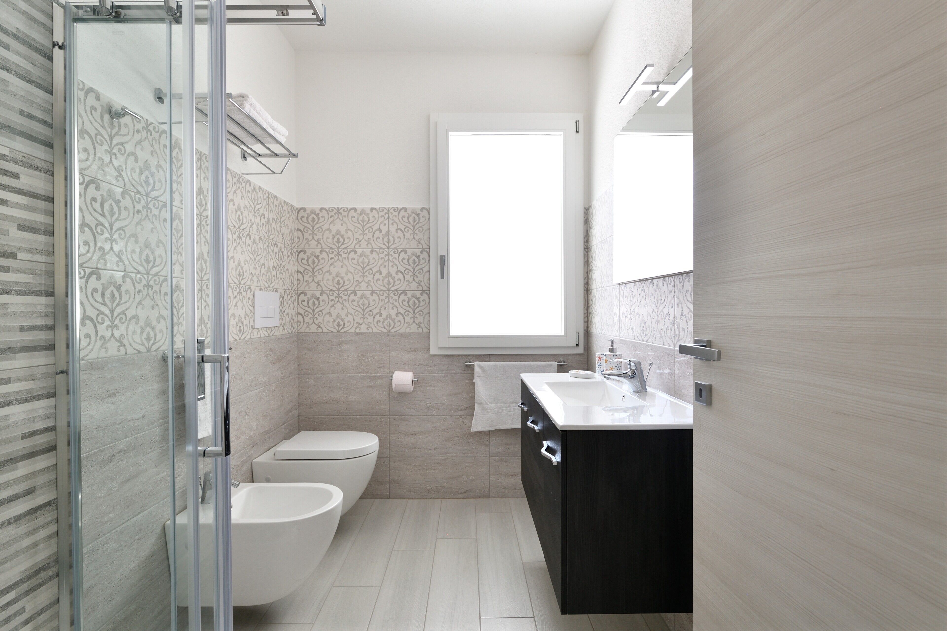 Shower, hair dryer, towels