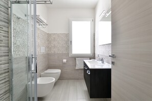 Shower, hair dryer, towels - Vacation Home Cala Gonone near the Beach with Sea & Mountain View, A/C, Wi-Fi & Terrace (Cala Gonone)