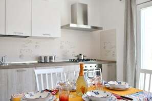 Frigorífico, horno, placa de cocina y lavavajillas