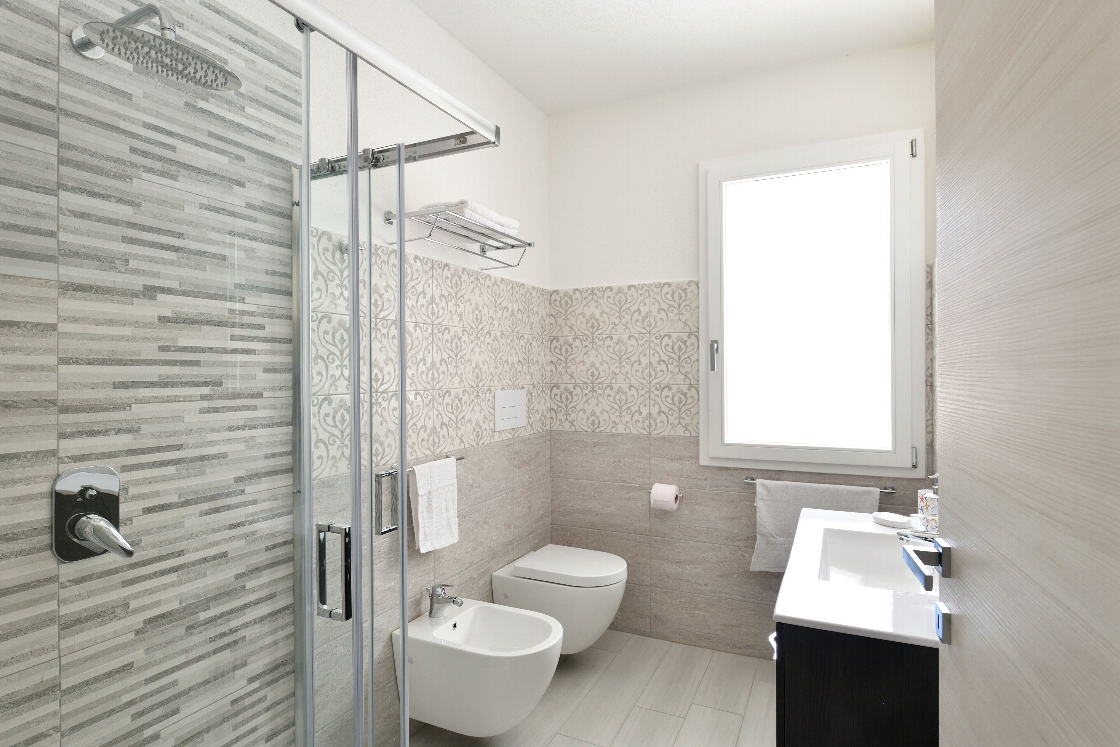 Een douche, een haardroger, handdoeken