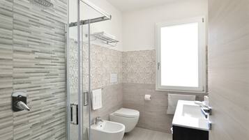 Een douche, een haardroger, handdoeken