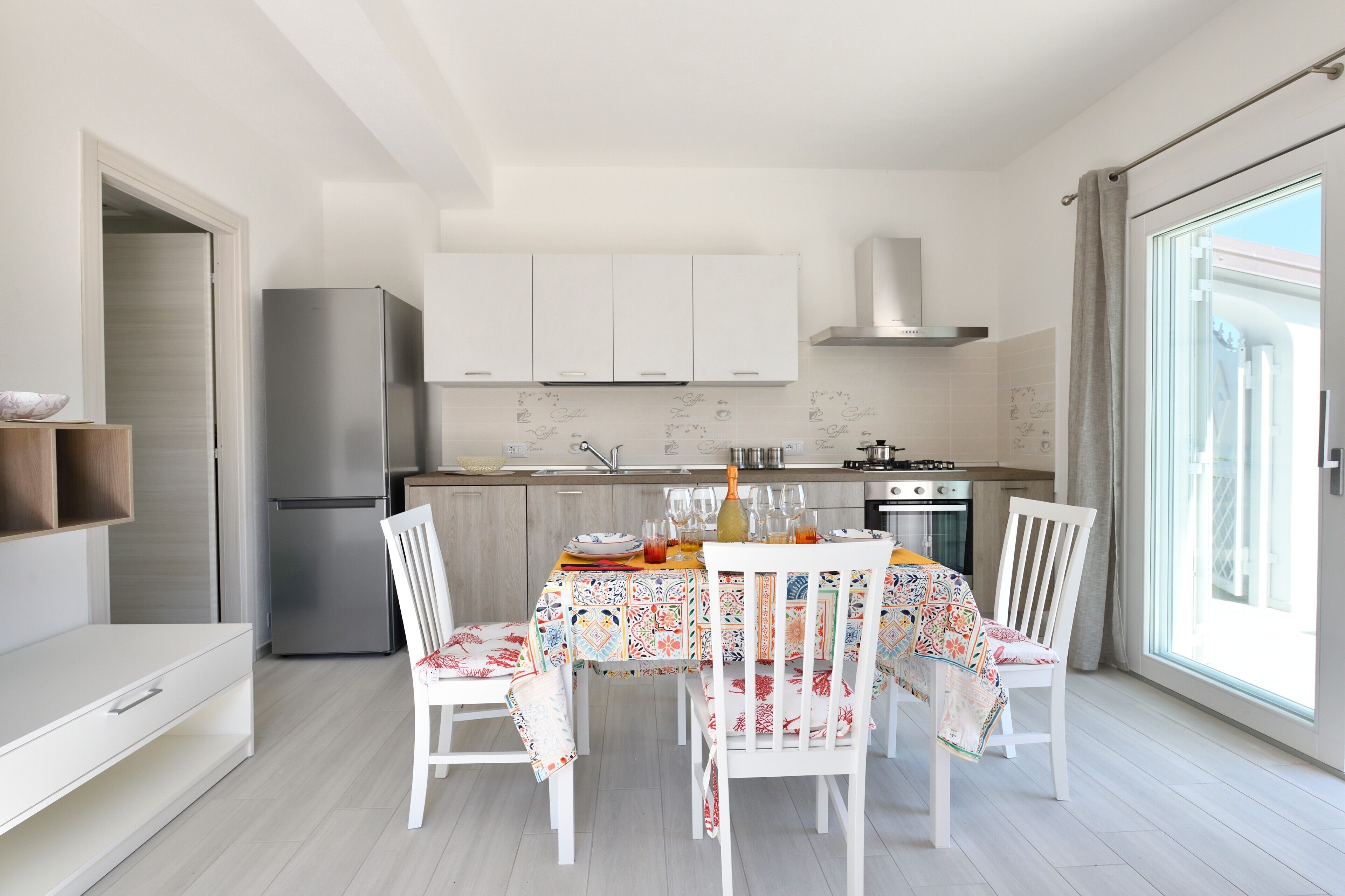 Een koelkast, een oven, een kookplaat, een vaatwasser