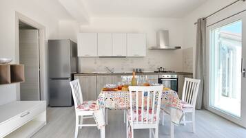 Een koelkast, een oven, een kookplaat, een vaatwasser