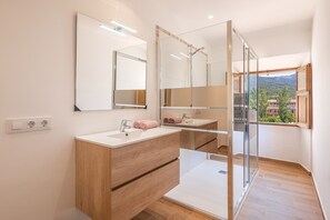 Dusche, kostenlose Toilettenartikel, Haartrockner, Handtücher