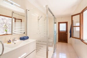 Shower, free toiletries, hair dryer, towels - Holiday Home Casa Tramuntana with Mountain View, Wi-Fi, Garden & Terrace (Sóller)