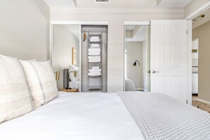 2 chambres, fer et planche à repasser, Wi-Fi, draps fournis