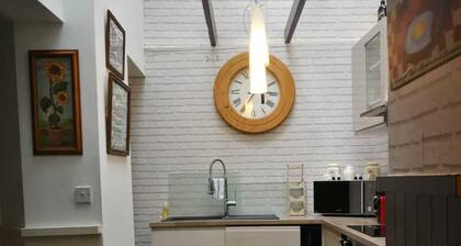 Tranquil Retreat - 3 Bedroom House with hot tub