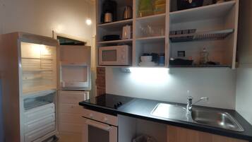 Kjøleskap, mikrobølgeovn, ovn og kokeplater