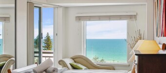 Apartment M307 - eclectic icon with spectacular views!