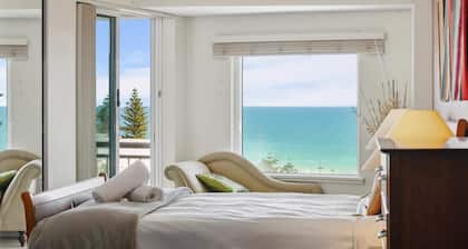 Apartment M307 - eclectic icon with spectacular views!