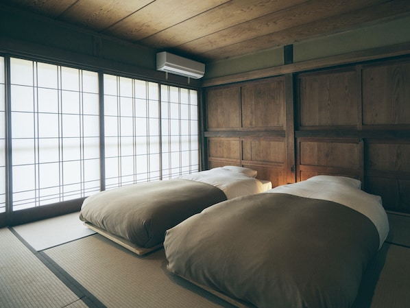 Private Vacation Home, Non Smoking | 3 bedrooms, free minibar items, desk, laptop workspace