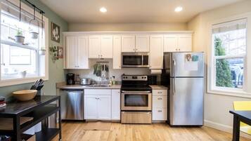 Jääkaappi, mikroaaltouuni, uuni, liesi