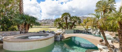 Una piscina al aire libre, una piscina climatizada