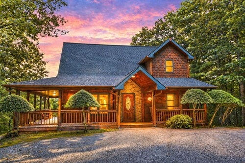 Mountain Views! Firepit! Hot Tub! Unwind, Unplug, Explore! Near the Toccoa River
