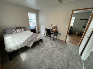 1 bedroom, desk, WiFi