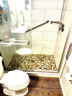 Bathtub, hair dryer, towels, soap - Centrally located beautiful remodeled house with 3 bedrooms, 2 bathrooms. (Albuquerque)