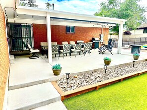 Outdoor dining - Centrally located beautiful remodeled house with 3 bedrooms, 2 bathrooms. (Albuquerque)