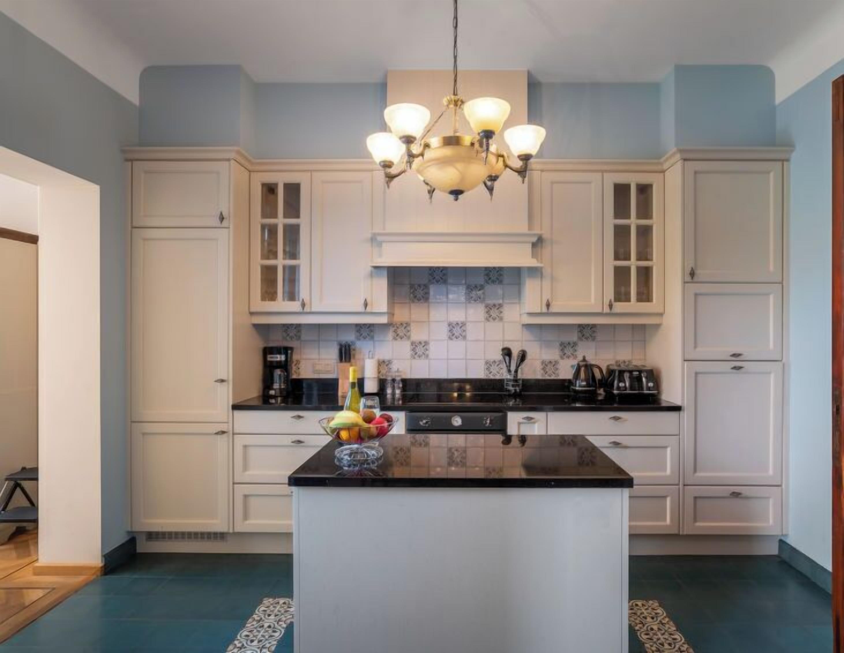 Een koelkast, een microgolfoven, een oven, een vaatwasser