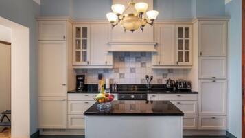 Een koelkast, een microgolfoven, een oven, een vaatwasser