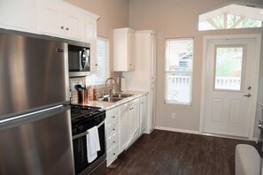 Fridge, microwave, oven, stovetop - Balanced Rock Cabin #05 (Moab)