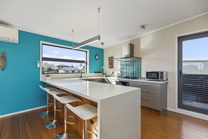 Mikrowelle, Geschirrspüler, Toaster, Kochgeschirr/Geschirr/Besteck