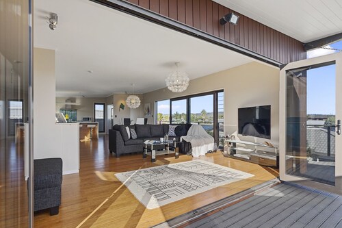 Maranui BeachSide Retreat - Mt Maunganui Home