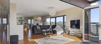 Maranui BeachSide Retreat - Mt Maunganui Home