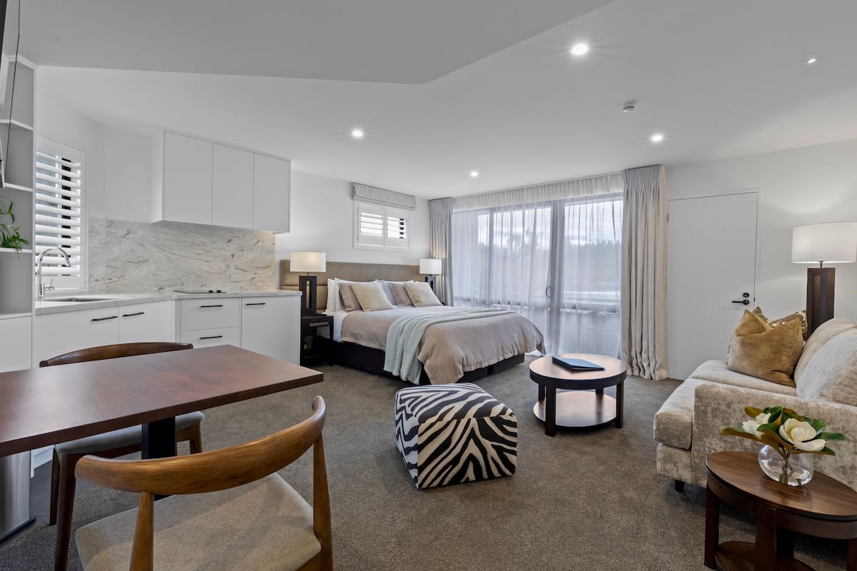 Deluxe Studio, Lake View | Peralatan tempat tidur premium, gebar bulu kapas, tilam berlapik 