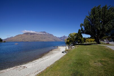 Queenstown House Lakeside Apartments