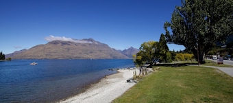 Queenstown House Lakeside Apartments