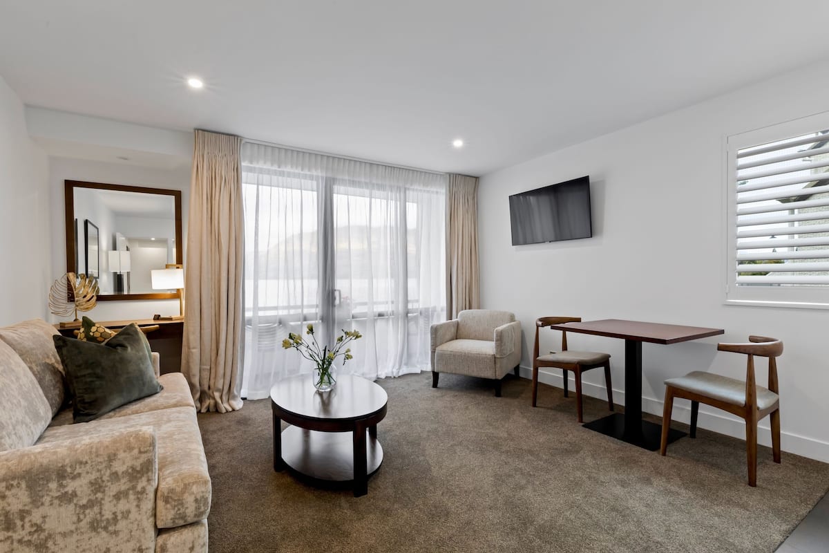Deluxe Apartment, 1 Bedroom (First Floor) | Peralatan tempat tidur premium, gebar bulu kapas, tilam berlapik 