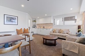 32-cm Smart TV with satellite channels, TV, Netflix - Queenstown House Lakeside Apartments (Queenstown)