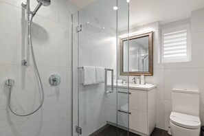 Shower, hair dryer, slippers, towels - Queenstown House Lakeside Apartments (Queenstown)