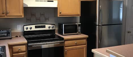 Frigorífico, microondas, horno y placa de cocina