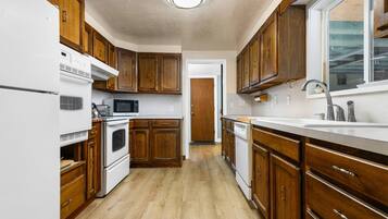 Refrigerador, microondas, horno y parrilla de estufa