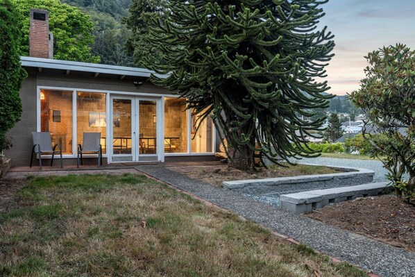 Outdoor dining - Getaway in Garibaldi, New Décor Throughout, Open Patio w/ View, Ping Pong, Walk to Downtwn Garibaldi (Garibaldi)