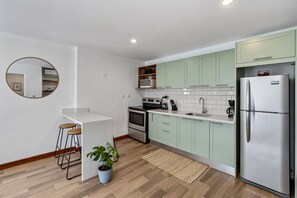 ثلاجة، ميكروويف، فرن، موقد طهي مسطح