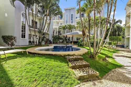 Charming condo walking to beach and town