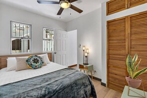 2 عدّة غرف نوم ومكواة/لوح كي وسرير سفر وواي فاي