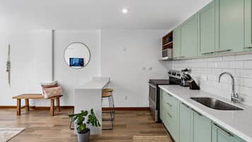 Coffee/tea maker, fridge, microwave, oven