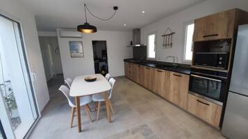 Réfrigérateur, micro-ondes, plaque de cuisson, cafetiÚre/bouilloire