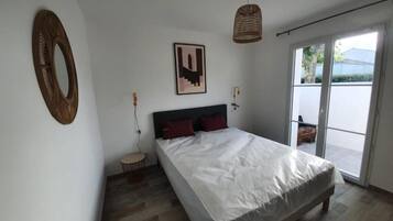 2 間睡房、可攜式嬰兒床、上網