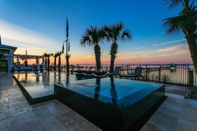 Rare Luxe Waterfront Find! Stay 4/25-4/28 or 6/14-6/21 |Huge Infinity Pool & Hot Tub |Golf Carts