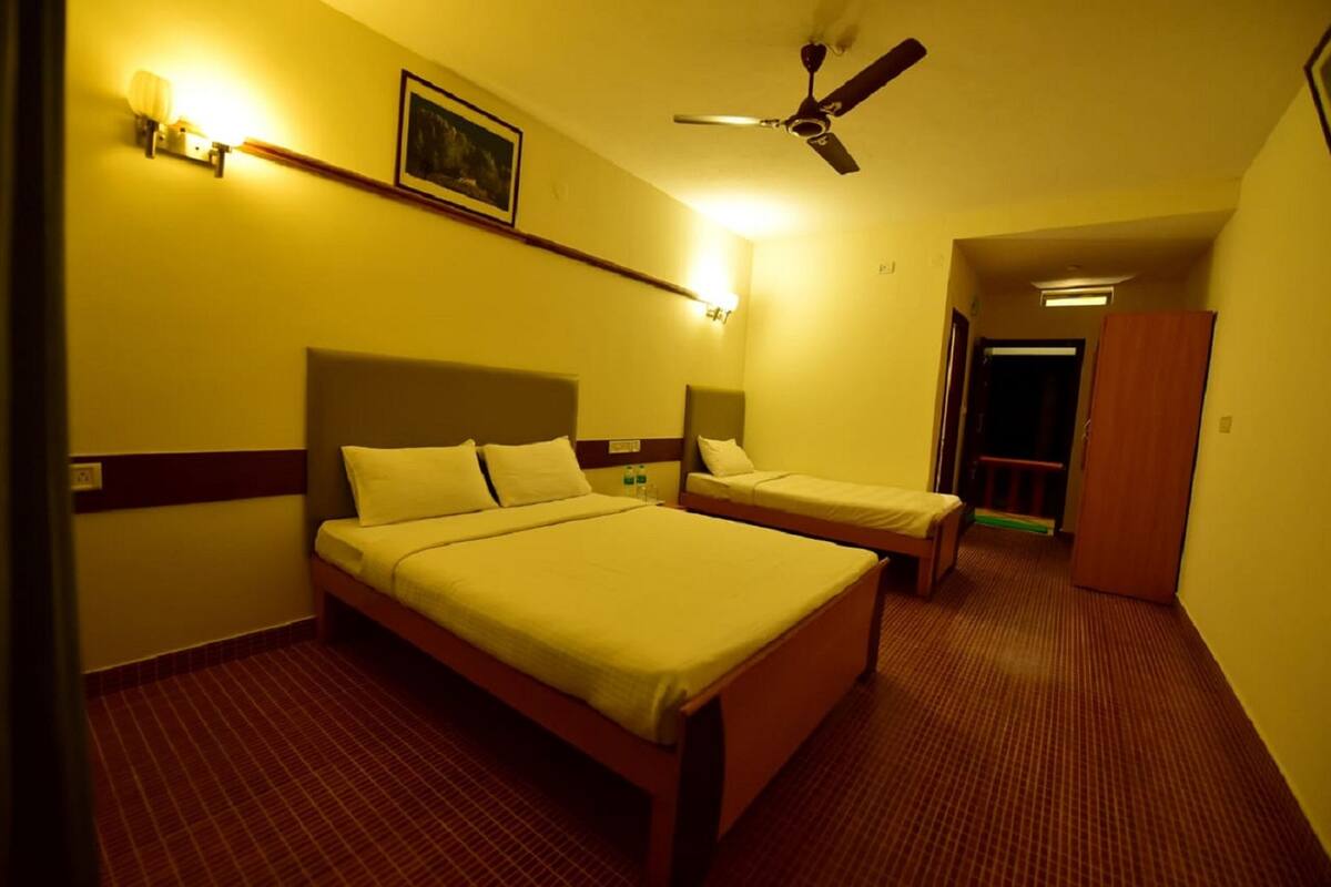 Habitación triple Deluxe | Escritorio, tabla de planchar con plancha, wifi gratis y ropa de cama