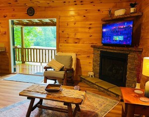 TV connectée, cheminée, livres